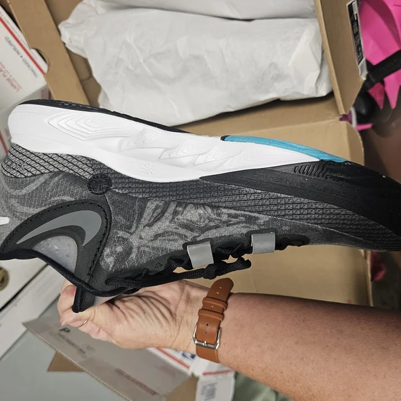 Nike Kyrie 8 Basketball Shoes - Picture 3 of 6